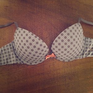 Patterned push-up bra